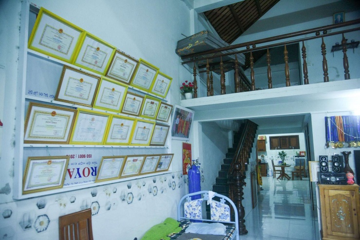 Ngôi nhà treo nhiều bằng khen và huy chương của 3 chị em. Ảnh: Viết Niệm