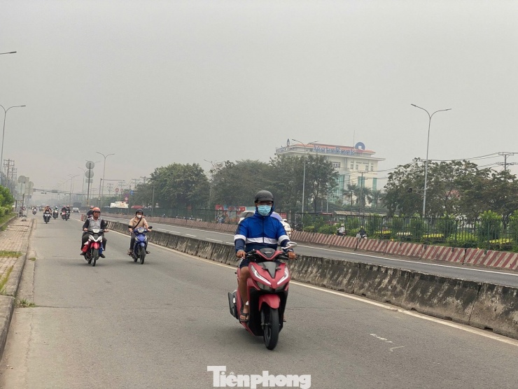 Người dân đeo khẩu trang khi di chuyển trên quốc lộ 1. Ảnh: Khánh Phương