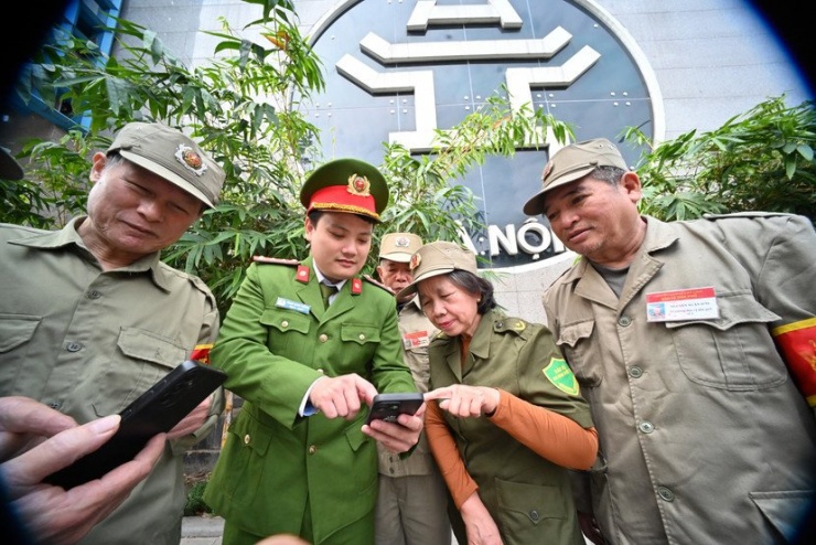 Fanpage "Triệu view": Cách Công an phường Ô Chợ Dừa "chạm" tới trái tim nhân dân để phục vụ tốt nhất. - 8