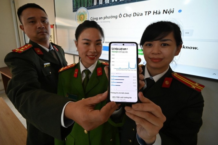 Fanpage "Triệu view": Cách Công an phường Ô Chợ Dừa "chạm" tới trái tim nhân dân để phục vụ tốt nhất. - 1