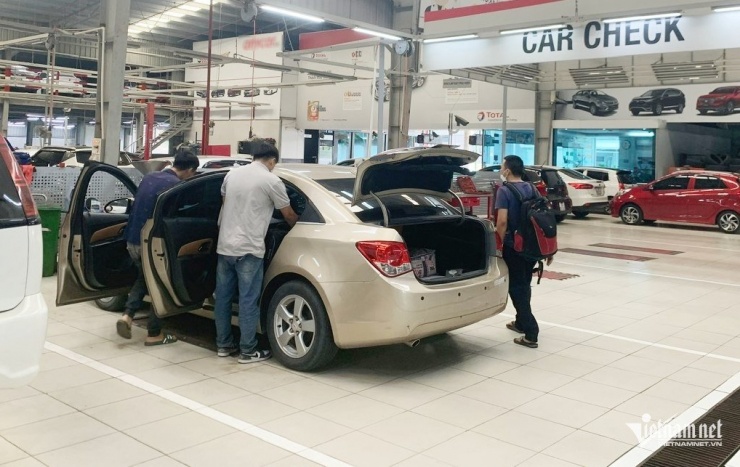 Dịch vụ "check xe" cũ ngày càng trở nên chuyên nghiệp. Ảnh: Hoàng Hiệp