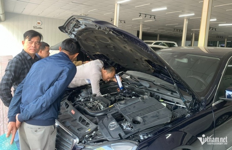 Nghề check xe cũ đang đối mặt với nhiều rủi ro mới. Ảnh: Hoàng Hiệp