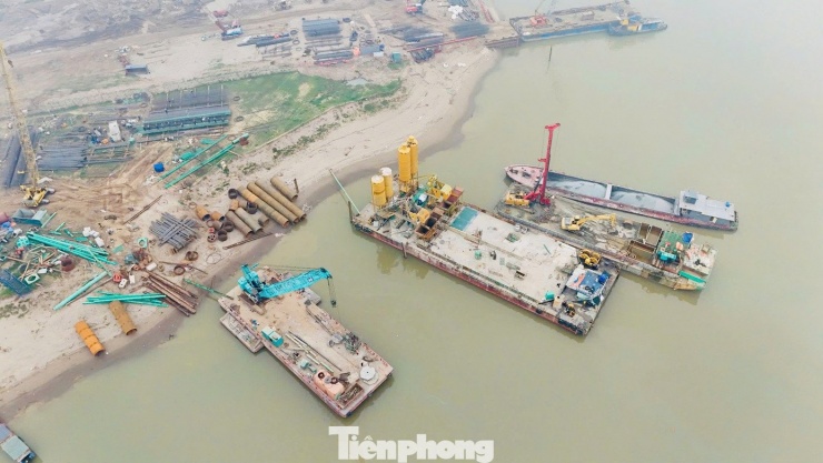 Trước đó, để bảo đảm an toàn quá trình triển khai dự án, Chi cục Hàng hải và Đường thủy phía Bắc đã công bố hạn chế giao thông đường thủy để phục vụ thi công cầu Hồng Hà. Theo đó, từ ngày 10/10/2025 đến tháng 6/2027, luồng đường thủy quốc gia sông Hồng đoạn từ Km197+700 đến Km198+700 bị hạn chế phương tiện để phục vụ thi công cầu.