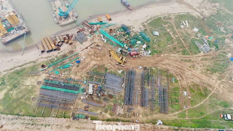 Thời điểm hiện tại, máy móc, nhân lực của nhà thầu đang tích cực triển khai hạng mục khoan cọc nhồi, làm dầm thép, san nền… Để bảo đảm tiến độ công trình, nhà thầu huy động hơn 100 kỹ sư, công nhân triển khai trên nhiều mũi thi công.