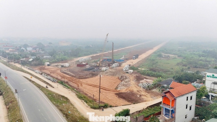 Sau khi hoàn thành, cầu Hồng Hà cùng với hệ thống đường Vành đai 4 giúp tăng cường khả năng kết nối liên vùng đến các tỉnh lân cận như: Phú Thọ, Bắc Ninh, Hưng Yên...