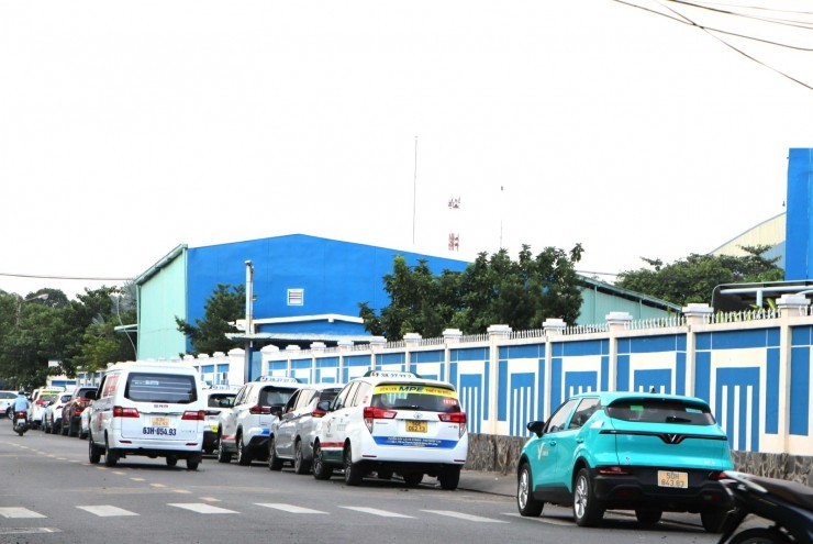 Phạt nguội hơn 1.000 ô tô đỗ sai quy định quanh sân bay Tân Sơn Nhất