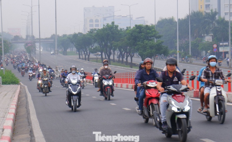 TPHCM di chuyển trong sương mù sáng sớm 17/12. Ảnh: Hữu Huy