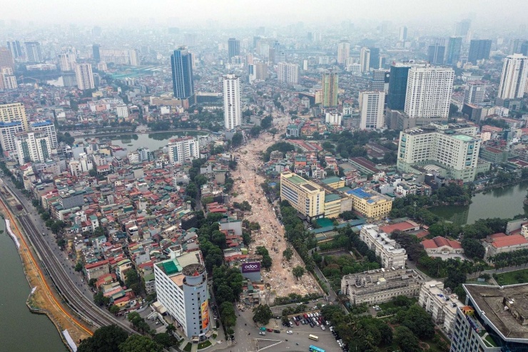 Ghi nhận sáng 16/12, công tác giải phóng mặt bằng dự án Vành đai 1 (đoạn Hoàng Cầu - Voi Phục) đã đạt tiến độ rõ rệt. Trong ảnh, tại khu vực Voi Phục, phần lớn các công trình chắn lối đã được hạ giải xong. Từ góc nhìn trên cao, vệt tuyến của con đường "đắt nhất hành tinh" (trị giá hơn 7.200 tỷ đồng) đã lộ rõ hình hài.