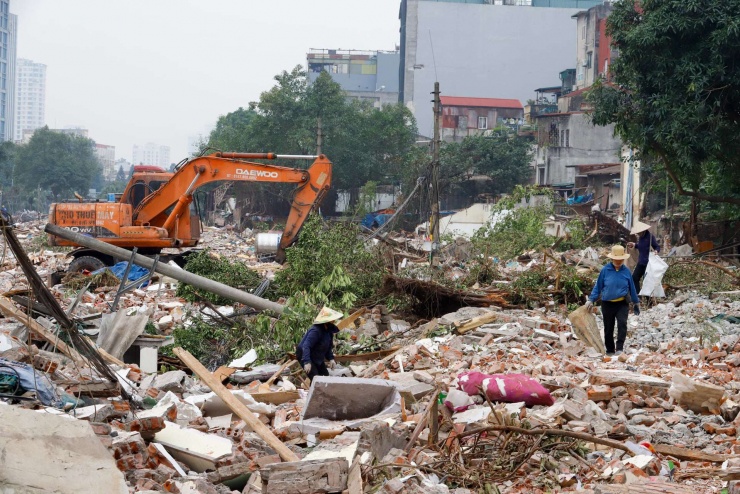 Sau khi phá dỡ các ngôi nhà, người dân tiếp tục đổ xô đến nhặt phế liệu.
