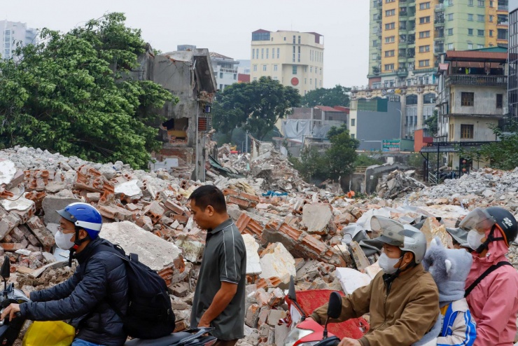 Hình ảnh lối vào Bệnh viện Nhi Trung ương sáng ngày 16/12 đã thông suốt trở lại. Người dân đưa trẻ đi khám có thể lưu thông bình thường qua hướng này để vào Bệnh viện.