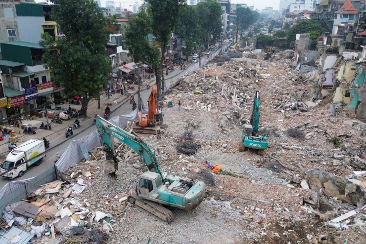 Máy móc, công nhân tiếp tục được huy động tối đa để phá dỡ các công trình cuối cùng, kịp bàn giao mặt bằng sạch phục vụ thi công dự án.