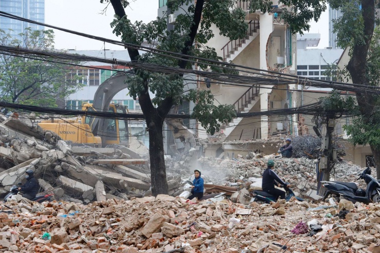 Dù vẫn còn ngổn ngang gạch đá và bụi bặm, nhưng việc mặt bằng sạch dần lộ diện đã nhen nhóm niềm tin về ngày thông tuyến không còn xa.&nbsp;Ông Nguyễn Văn Tuấn (cư dân phường Giảng Võ) chia sẻ: "Sống ở đây mấy chục năm, chưa bao giờ tôi thấy khu này thay đổi nhanh như thế. Chỉ vài tuần máy móc vào làm mà cả dãy phố đã biến thành bãi đất trống. Nhìn vệt đường rộng thế này mới thấy quy mô khủng của dự án."