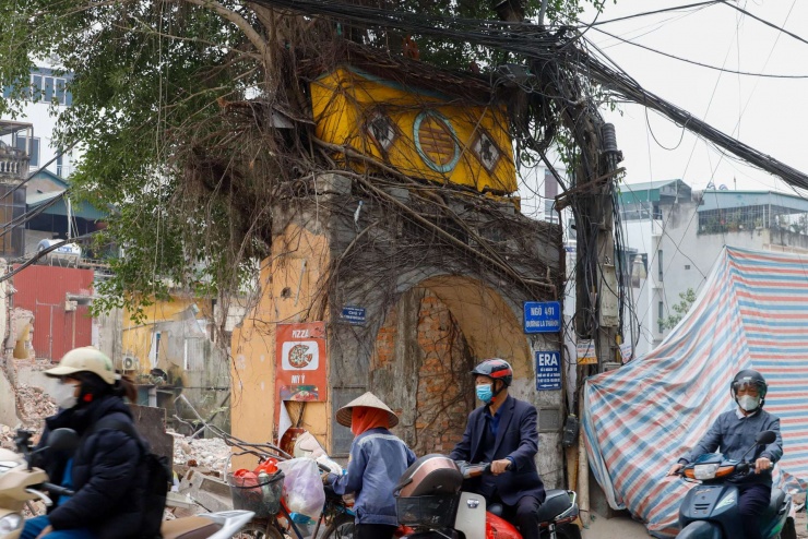 &nbsp;Khu vực cổng ngõ 491 đường La Thành trơ trọi sau khi các công trình lân cận bị dỡ bỏ.