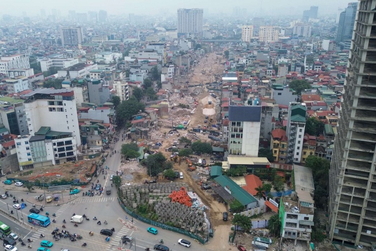 Tại khu vực nút giao Giảng Võ - Láng Hạ nhìn ra hướng Hoàng Cầu, gần như toàn bộ mặt bằng đã được dọn sạch. Đơn vị thi công đang tiến hành san lấp sơ bộ, chuẩn bị cho các hạng mục hạ tầng kỹ thuật.&nbsp;Việc hình hài tuyến đường dần lộ diện không chỉ đánh dấu cột mốc quan trọng của dự án mà còn mang lại hy vọng lớn cho người dân Thủ đô. Khi hoàn thành, tuyến đường này sẽ khép kín Vành đai 1, giải quyết tình trạng ùn tắc trên tuyến đường Đê La Thành, đồng thời thay đổi hoàn toàn diện mạo đô thị khu vực trung tâm Hà Nội.