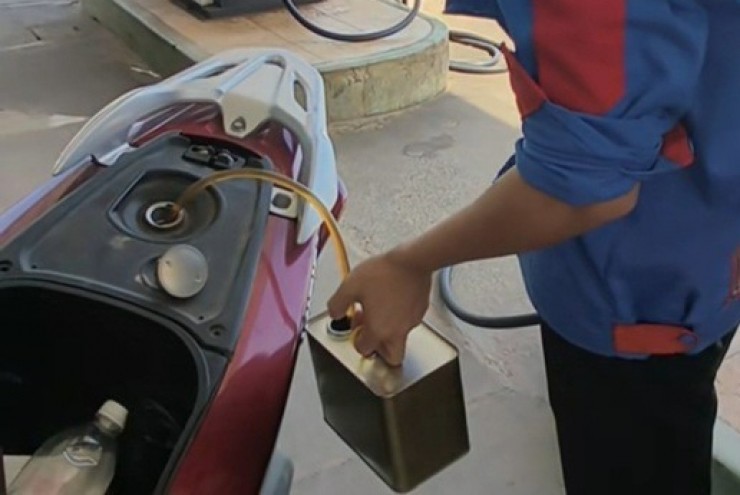 Cho thôi việc nhân viên cây xăng rút xăng của khách hàng vì không chấp nhận chuyển khoản