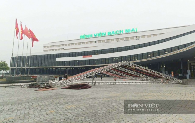 Ngày 17/12, đơn vị thi công đang hoàn thiện việc dựng rạp và trang trí để sẵn sàng cho lễ khánh thành Bệnh viện Bạch Mai cơ sở 2.&nbsp;Ảnh: Gia Khiêm