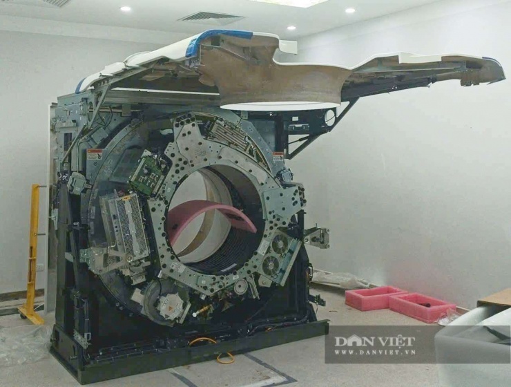 Cận cảnh máy chụp cộng từ đang được lắp đặt.&nbsp;Ảnh: Gia Khiêm