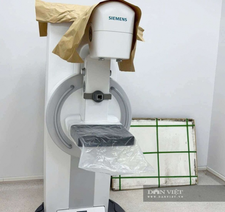 Ông Đào Xuân Cơ, Giám đốc Bệnh viện Bạch Mai cam kết sử dụng nguồn lực và thiết bị hiện đại này hiệu quả nhất, phục vụ tốt nhất cho công tác chăm sóc sức khỏe nhân dân.&nbsp;Ảnh: Gia Khiêm