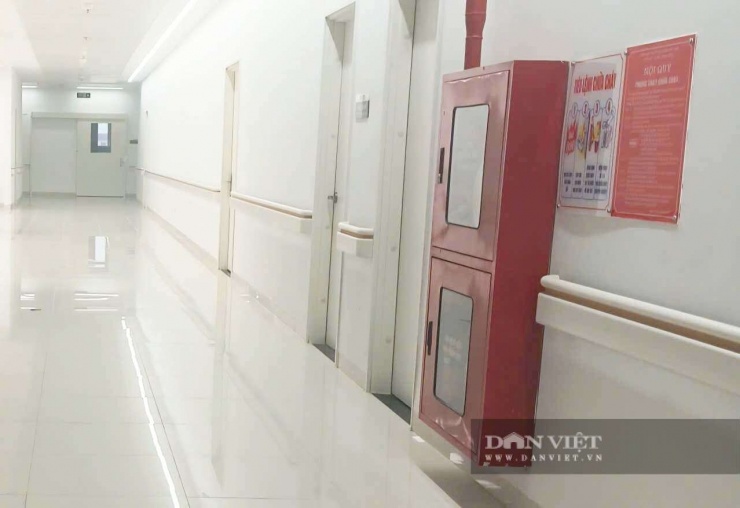 Khu vực hành lang bệnh viện được lau dọn sạch sẽ trước ngày khánh thành.&nbsp;Ảnh: Gia Khiêm