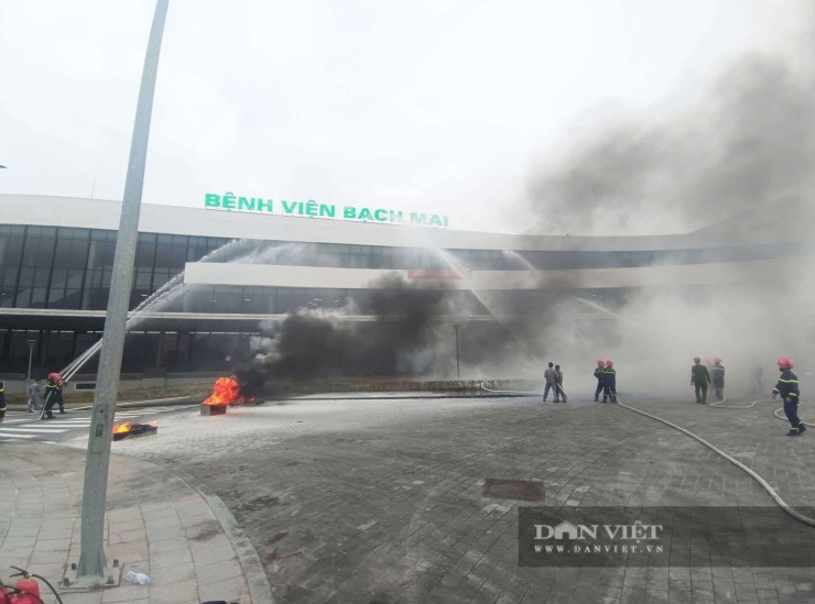 Trước đó, chiều 16/12, Phòng Cảnh sát PCCC và CNCH Công an tỉnh Ninh Bình đã phối hợp với Bệnh viện Bạch Mai cơ sở 2 tổ chức diễn tập PCCC và CNCH. Ảnh: Gia Khiêm