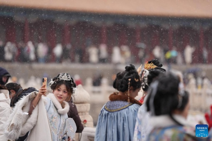 Giới trẻ đua nhau mặc đồ cổ trang chụp tuyết rơi tuyệt đẹp ở Trung Quốc - 1