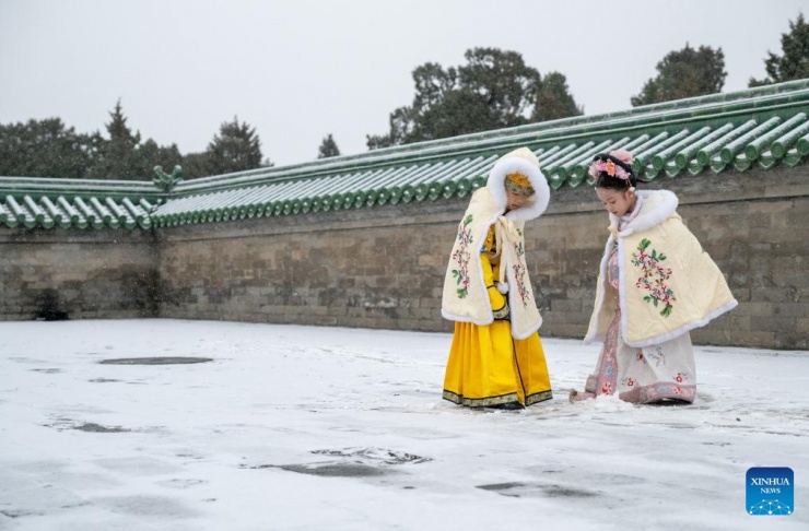 Giới trẻ đua nhau mặc đồ cổ trang chụp tuyết rơi tuyệt đẹp ở Trung Quốc - 4
