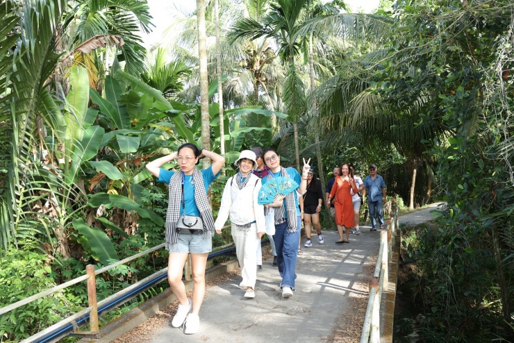 Không gian xanh mát bao phủ con đường dẫn vào làng.