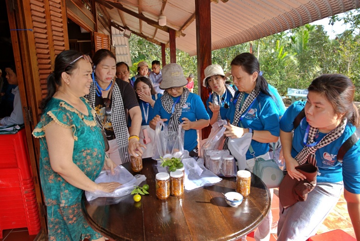 Các vị khách được mời thưởng thức&nbsp;đặc sản nhà làm.