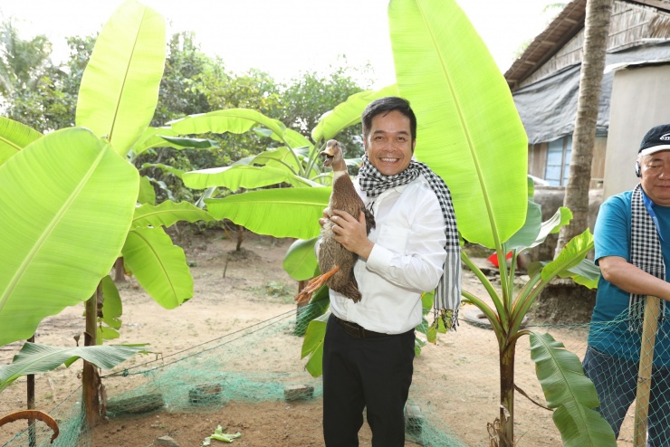 TS Tạ Duy Linh - Viện trưởng Viện&nbsp;Nghiên cứu phát triển kinh tế và du lịch trải nghiệm nếp sống chân phương của người Tây Nam Bộ tại làng Nhị Hòa.