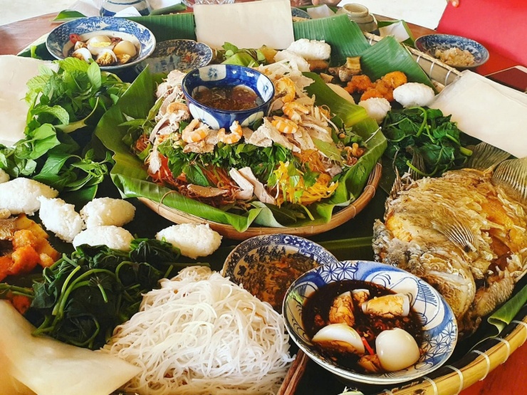 Thưởng thức mâm cơm quê với các món ngon miền sông nước.