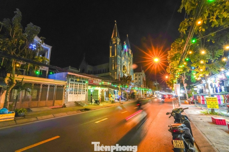 Theo ghi nhận của phóng viên Tiền Phong tối 16/12, tuyến đường Phạm Thế Hiển đã khoác lên mình vẻ đẹp lung linh, được tô điểm bằng những giàn đèn chớp và hang đá đặc trưng mùa Giáng sinh. Khu vực này là một xóm đạo dài khoảng 4km, thuộc phường Bình Đông, với 5 giáo xứ liền kề.