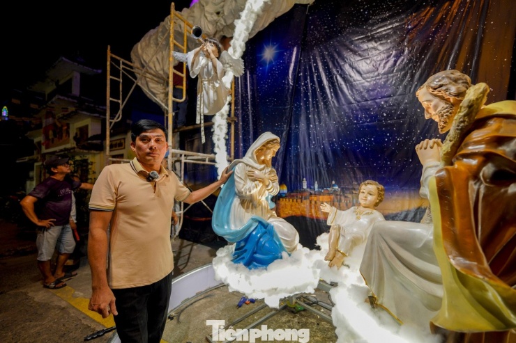 Bắt đầu thực hiện từ khoảng 10 ngày trước, hang đá của giáo họ Micae (đầu hẻm 1583, đường Phạm Thế Hiển) đã đạt khoảng 90% tiến độ, với phần khung sườn gần như hoàn tất, ông Nguyễn Văn Thành cho hay.