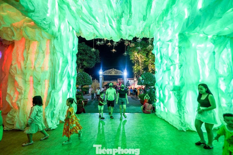 Xóm đạo lớn nhất TPHCM lung linh đón Giáng sinh - 11