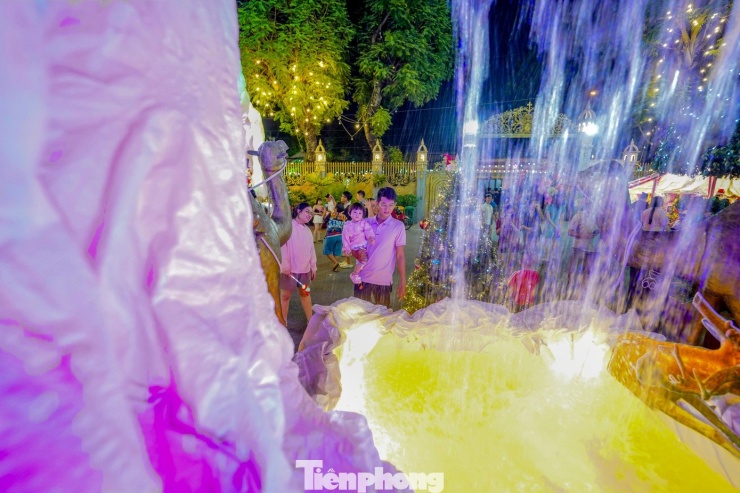 Điểm nhấn của hang đá năm nay là thiết kế thác nước quy mô lớn. Dòng nước chảy liên tục kết hợp hiệu ứng ánh sáng tạo cảm giác sinh động, mát lành và có chiều sâu, gợi liên tưởng đến khung cảnh thiên nhiên đêm Chúa Giáng sinh. Tiếng nước róc rách và ánh đèn khiến nơi đây trở thành điểm dừng chân lâu nhất đối với nhiều người.