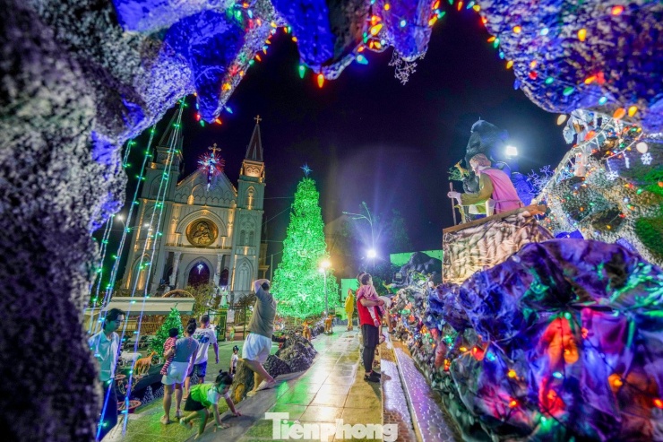 Những ngày cận Giáng sinh, Nhà thờ Bình Thuận nổi bật với kiến trúc phong cách châu Âu và ánh đèn lung linh. Khu vực hang đá được bố trí đối diện nhà thờ, tạo nên không gian hài hòa và trang nghiêm.