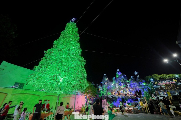 Xóm đạo lớn nhất TPHCM lung linh đón Giáng sinh - 15