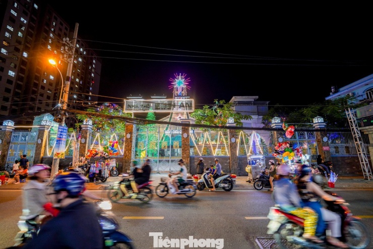 Người dân địa phương cho biết, cao điểm tham quan thường diễn ra từ 20/12 đến đêm Noel. Khi đó, các hang đá hoàn thiện và hệ thống đèn được thắp sáng đồng loạt, tạo nên một mùa Giáng sinh ấm áp, rộn ràng giữa lòng thành phố.