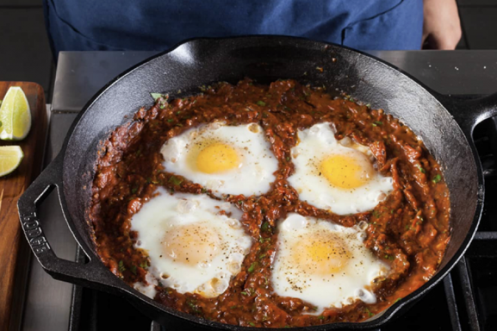 Lý do nên không nấu đồ chua trong chảo gang