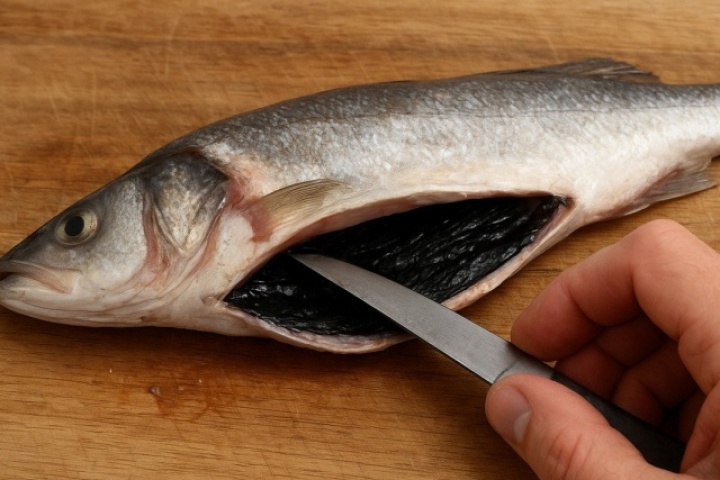 Lớp màng đen trong bụng cá có nên ăn hay phải cạo bỏ?