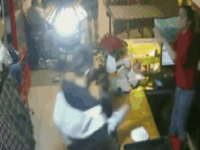 Vụ xông vào quán nhậu truy sát: Hai anh em ra đầu thú