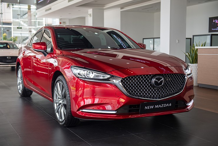Giá xe Mazda6 niêm yết và lăn bánh tháng 12/2025