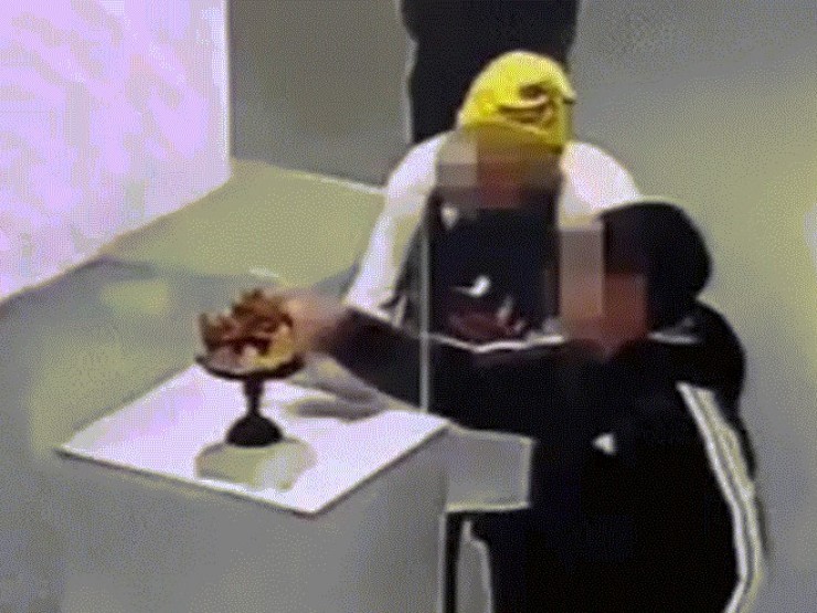 Bé trai vô tình làm vỡ vương miện vàng vô giá tại triển lãm