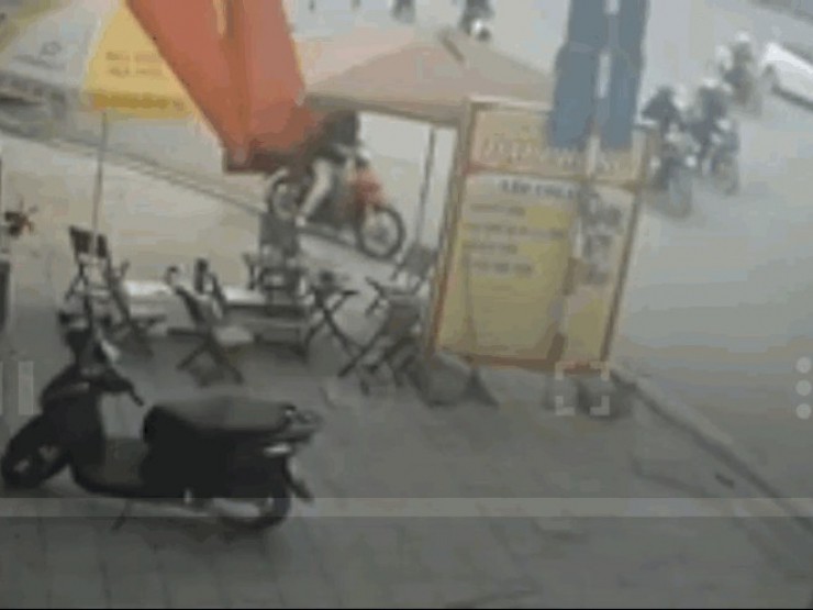 Người dân truy đuổi 2 km, khống chế kẻ trộm xe của shipper