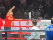 Nghi bị xử ép, HLV Việt Nam nổi giận ném chai nước, võ sĩ bỏ về không đánh tiếp