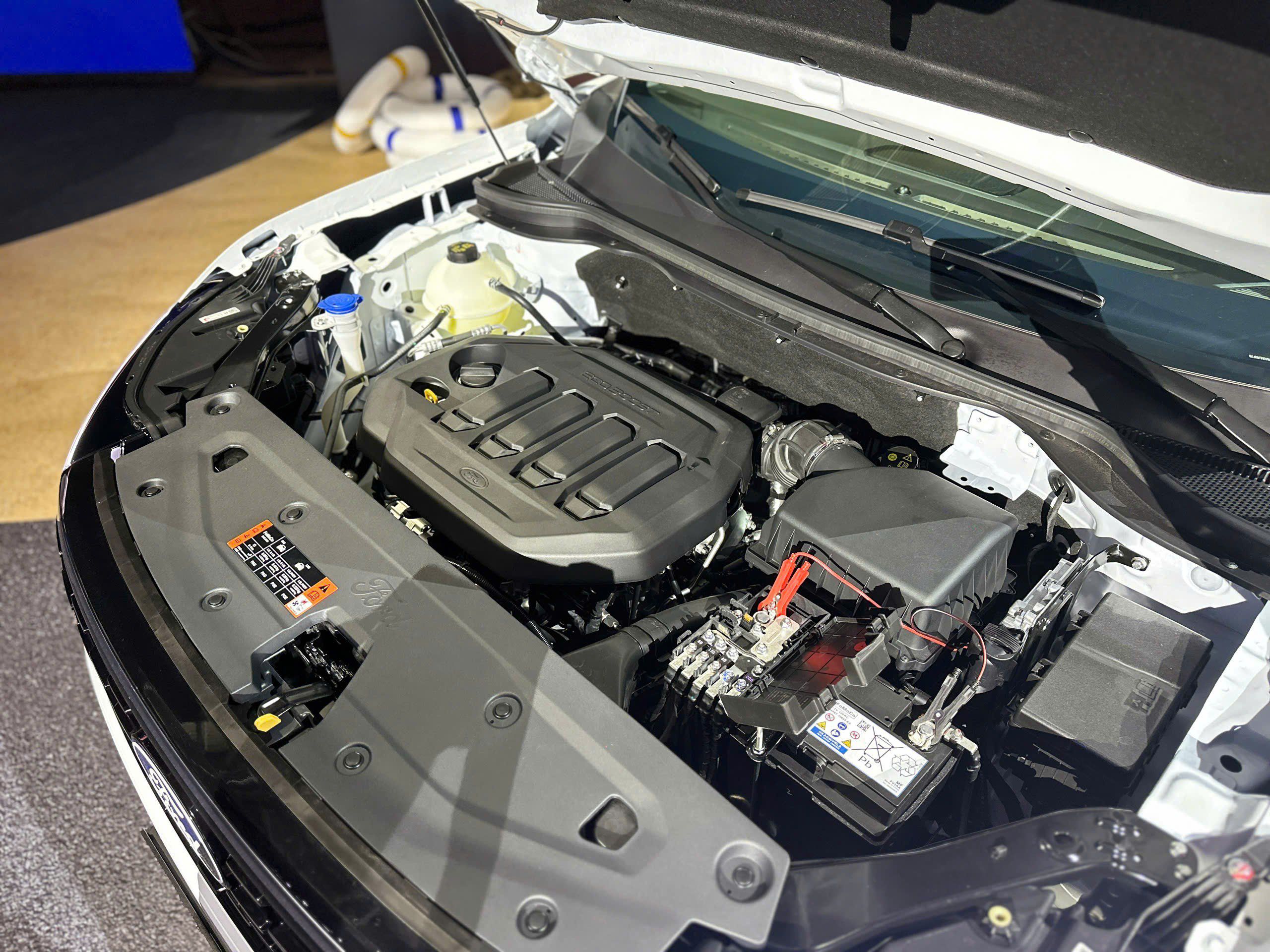 Xe được trang bị khối động cơ xăng Ecoboost, dung tích 1.5L.