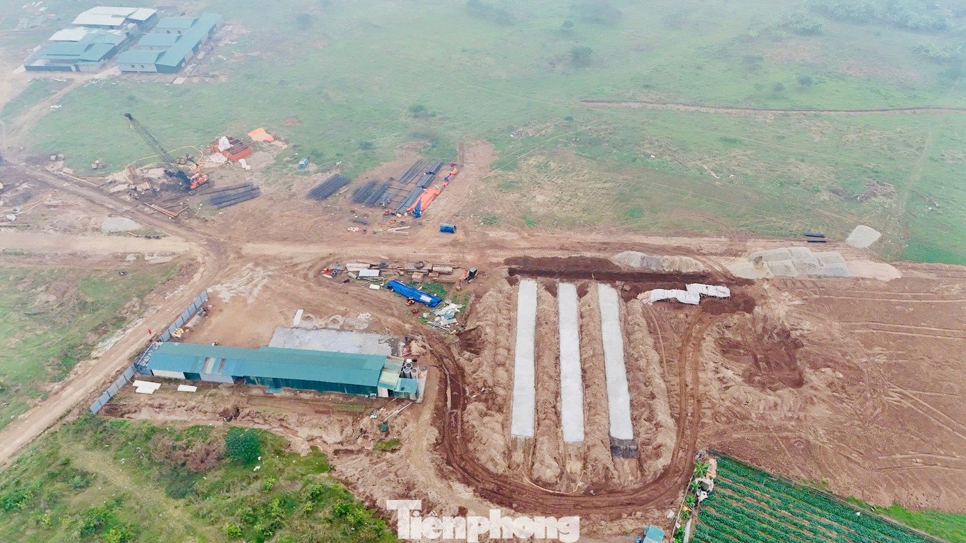 Khu vực xã Ô Diên – nơi đặt điểm đầu đường dẫn lên cầu Hồng Hà – đang được máy móc triển khai phá dỡ, san ủi mặt bằng sau khi người dân di dời, chuẩn bị cho việc xây dựng nền đường. Hiện tại mặt bằng đường dẫn Cầu Hồng Hà đã được san ủi, kéo dài thẳng tắp, với cần cẩu và thiết bị thi công đang tập kết, sẵn sàng triển khai các hạng mục móng cầu và cọc khoan nhồi.