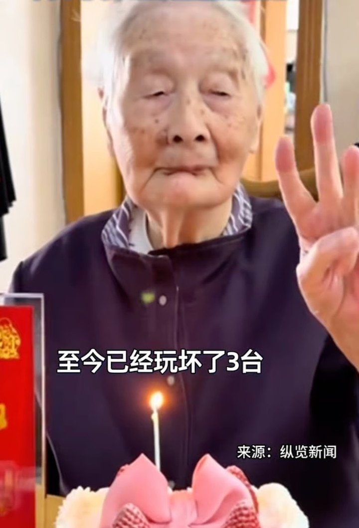 Bà Zhong trong ngày sinh nhật của mình với một chiếc bánh kem và một ngọn nến duy nhất. (Ảnh: Douyin)