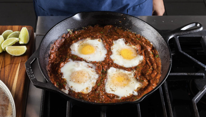 Hạn chế nấu cà chua trong chảo gang thời gian lâu. Ảnh: Tom's Guide