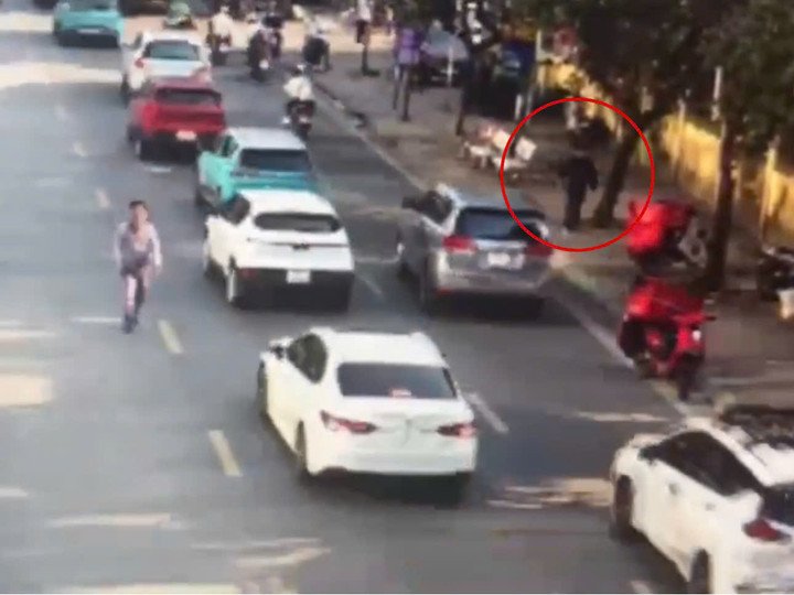 Camera AI "soi" hướng di chuyển của cụ ông.