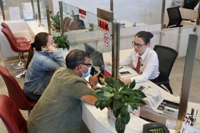 Giao dịch tại một ngân hàng quốc doanh tại TP HCM, chiều 3/6.. Ảnh: Quỳnh Trần
